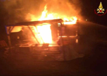 In fiamme il chiosco per la vendita dei fiori al cimitero di Ragusa