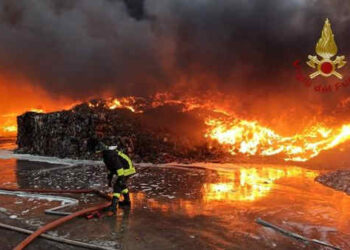 Augusta, fulmine colpisce capannone: grosso incendio