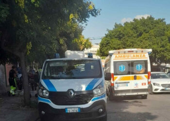 Incidente stradale, auto contro albero: morto 48enne