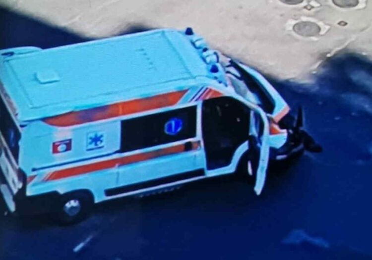 Incidente stradale, scontro auto-ambulanza: 4 feriti