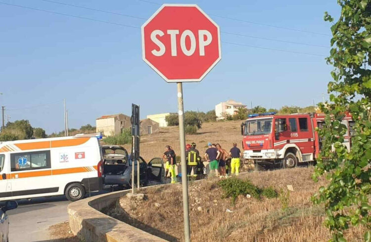 Ispica – Grave incidente stradale sulla Pachino-Ispica. Sul posto è intervenuta l’ambulanza del 118 che hanno richiesto l’intervento dell’elisoccorso per trasportare una ragazza ferita al Trauma Center dell’ospedale Cannizzaro di Catania. Secondo le prime informazioni la ragazza ha riportato varie fratture ma non versa in gravi condizioni. Sul posto sono intervenuti anche i vigili del fuoco. Il traffico è rimasto bloccato il tempo necessario per i soccorsi e per rimuovere l’auto coinvolta nell’incidente stradale.