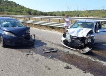 Vittoria – Quattro feriti. E’ il bilancio dell’incidente stradale avvenuto oggi intorno alle ore 9,30 sulla Vittoria in direzione Santa Croce Camerina e precisamente sopra il ponte che attraversa il fiume Ippari. Lo scontro è avvenuto tra due auto, due Ford Fiesta. Sul posto due ambulanze del 118 per trasportare i feriti al Pronto Soccorso dell’ospedale Guzzardi di Vittoria. Sul posto la Polizia Stradale di Vittoria e di Ragusa. In corso la ricostruzione esatta dell’incidente. Ingenti i danni alle due auto.