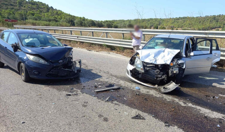 Vittoria – Quattro feriti. E’ il bilancio dell’incidente stradale avvenuto oggi intorno alle ore 9,30 sulla Vittoria in direzione Santa Croce Camerina e precisamente sopra il ponte che attraversa il fiume Ippari. Lo scontro è avvenuto tra due auto, due Ford Fiesta. Sul posto due ambulanze del 118 per trasportare i feriti al Pronto Soccorso dell’ospedale Guzzardi di Vittoria. Sul posto la Polizia Stradale di Vittoria e di Ragusa. In corso la ricostruzione esatta dell’incidente. Ingenti i danni alle due auto.