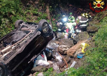 Incidente stradale, precipitano per 20 metri con auto: salvi