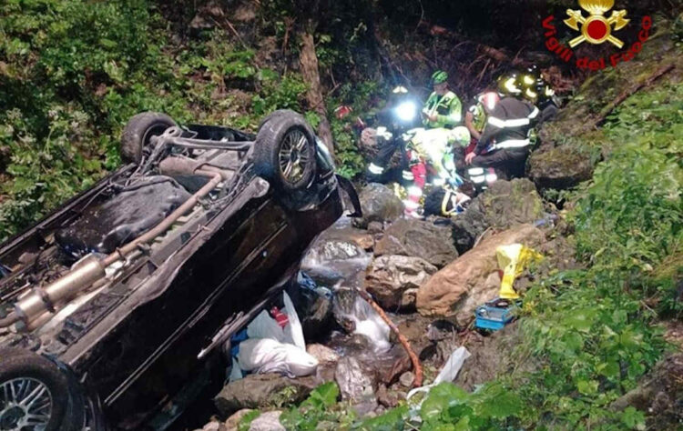 Incidente stradale, precipitano per 20 metri con auto: salvi