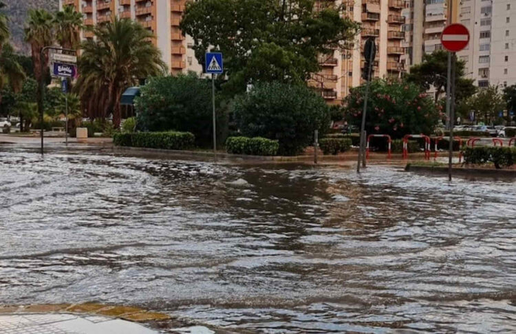 Temporale a Palermo poco dopo le 6 quando per oltre mezzora soprattutto il capoluogo siciliano è stato investito dalla pioggia battente. I vigili del fuoco sono intervenuti in particolare in viale dell'Olimpo, in viale Cesare Brandi, in via Lanza di Scalea, in via San Lorenzo, nella zona dell'ospedale Cervello per soccorrere automobilisti rimasti con l'auto in panne. E' stato chiuso il sottopasso di viale Regione Siciliana all'altezza di viale Lazio. La protezione civile regionale, infatti, ieri ha diffuso un avviso per rischio meteo-idrogeologico e idraulico per temporali, valido fino alle 24 di oggi per condizioni meteo avverse in tutta la Sicilia.