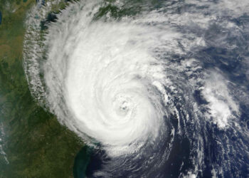 L’elevata temperatura dei mari italiani che ha raggiunto punte di 29-30°C è una minaccia per la formazione di uragani tropicali soprattutto in Sicilia. A lanciare l’allarme è il metereologo de iLMeteo.it, Lorenzo Tedici che paventa il pericolo di «temporali marittimi più forti appena arriverà una perturbazione. Il calore del mare, infatti - spiega - si trasformerà in energia per lo sviluppo di nubifragi e/o altri fenomeni violenti. Con acque marine ad oltre 26,5°C è più probabile la formazione di Tropical Like Cyclones, piccoli uragani anche sul Mar Mediterraneo». Negli ultimi anni infatti, con l’aumento della temperatura dell’acqua del Mar Mediterraneo, si sono avuti a ripetizione TLC, anche definiti Uragani Mediterranei o Medicane: 28 ottobre 2021, Apollo; 17 settembre 2020, Ianos (sulla Grecia), 11 novembre 2019, Detlef ad ovest della Sardegna, 28 settembre 2018, Zorbas a sud della Sicilia e così via con una frequenza che è aumentata sensibilmente a causa dei mari sempre più caldi. Le temperature dei mari italiani, ricorda iLMeteo.it, hanno raggiunto i 10 gradi in più rispetto alle coste californiane. Il clima impazzito, con la continua estrema espansione dell’anticiclone nordafricano verso il Mediterraneo, «ha causato un aumento della temperatura dell’acqua fino a valori bollenti, eccezionali».