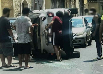 Incidente stradale a Modica: auto cappotta