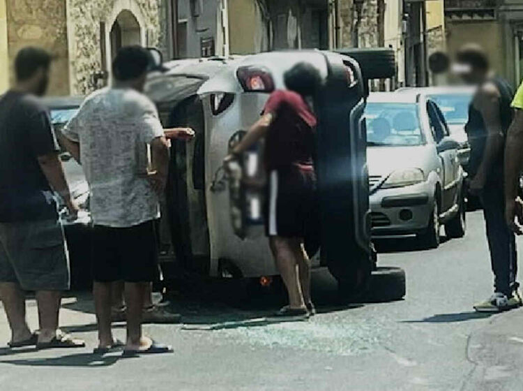 Incidente stradale a Modica: auto cappotta