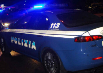 Ragusa - Continuano i controlli interforze nelle zone del centro cittadino del capoluogo e nelle zone maggiormente interessate dalla "movida" che nel fine settimana appena trascorso ha visto numerose pattuglie delle Forze dell’Ordine sul territorio ibleo. I controlli del weekend sono scaturiti dalle determinazioni assunte in sede di Comitato per l’Ordine e la Sicurezza Pubblica tenutosi presso la Prefettura di Ragusa e a seguìto di apposita seduta di Riunione tecnica con le Forze dell’Ordine, tenutasi in Questura e i servizi interforze disposti con apposita Ordinanza dal Questore di Ragusa, ha visto sul territorio l’impiego di pattuglie dell'Ufficio Prevenzione Generale e Soccorso Pubblico della Questura, di diversi equipaggi della Polizia Stradale di Ragusa e pattuglie dell’Arma dei Carabinieri. Le pattuglie hanno battuto le aree del centro storico di Ragusa, con particolare attenzione a Piazza San Giovanni e zone adiacenti, al fine di contrastare e prevenire ogni forma di illegalità e di degrado urbano. Successivamente, il dispositivo si è spostato nelle zone balneari dove si concentra la movida ed in particolare a Marina di Ragusa, che in questo periodo registra una massiccia presenza di turisti e villeggianti. Nel corso dei servizi la Polizia Stradale, da sempre impegnata a far rispettare il codice della strada agli automobilisti per contrastare il fenomeno della guida sotto l’effetto dell’alcool e di stupefacenti, al fine per incrementare i livelli di sicurezza sulle strade e ridurre il numero delle vittime, ha istituito diversi posti di controllo procedendo alle relative verifiche tramite gli specifici strumenti in dotazione. L’imponente dispositivo interforze intervenuto nei servizi di controllo straordinario del territorio ha portato al controllo di numerosi veicoli, all’identificazione di altrettante persone e ad elevare svariate contravvenzioni al Codice della Strada ed il ritiro di 11 patenti di guida. All’esito dei controlli 4 persone sono state deferite all’Autorità Giudiziaria perché, sottoposti ad alcoltest, risultavano avere un tasso alcolemico superiore allo 0,80 g/l. Considerata la recrudescenza del fenomeno infortunistico dell’ultimo anno il Dirigente della Sezione Polizia Stradale dr. Tancredi raccomanda la massima prudenza e il rispetto delle norme di comportamento alla guida; allarmato per aver rilevato un automobilista su due sotto l’effetto di assunzione di sostanze alcoliche, rivolge soprattutto ai giovani l’invito a riprendere la buona abitudine di individuare un componente della comitiva a non assumere sostanze alcoliche per mettersi tranquillamente alla guida.