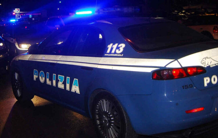 Ragusa - Continuano i controlli interforze nelle zone del centro cittadino del capoluogo e nelle zone maggiormente interessate dalla "movida" che nel fine settimana appena trascorso ha visto numerose pattuglie delle Forze dell’Ordine sul territorio ibleo. I controlli del weekend sono scaturiti dalle determinazioni assunte in sede di Comitato per l’Ordine e la Sicurezza Pubblica tenutosi presso la Prefettura di Ragusa e a seguìto di apposita seduta di Riunione tecnica con le Forze dell’Ordine, tenutasi in Questura e i servizi interforze disposti con apposita Ordinanza dal Questore di Ragusa, ha visto sul territorio l’impiego di pattuglie dell'Ufficio Prevenzione Generale e Soccorso Pubblico della Questura, di diversi equipaggi della Polizia Stradale di Ragusa e pattuglie dell’Arma dei Carabinieri. Le pattuglie hanno battuto le aree del centro storico di Ragusa, con particolare attenzione a Piazza San Giovanni e zone adiacenti, al fine di contrastare e prevenire ogni forma di illegalità e di degrado urbano. Successivamente, il dispositivo si è spostato nelle zone balneari dove si concentra la movida ed in particolare a Marina di Ragusa, che in questo periodo registra una massiccia presenza di turisti e villeggianti. Nel corso dei servizi la Polizia Stradale, da sempre impegnata a far rispettare il codice della strada agli automobilisti per contrastare il fenomeno della guida sotto l’effetto dell’alcool e di stupefacenti, al fine per incrementare i livelli di sicurezza sulle strade e ridurre il numero delle vittime, ha istituito diversi posti di controllo procedendo alle relative verifiche tramite gli specifici strumenti in dotazione. L’imponente dispositivo interforze intervenuto nei servizi di controllo straordinario del territorio ha portato al controllo di numerosi veicoli, all’identificazione di altrettante persone e ad elevare svariate contravvenzioni al Codice della Strada ed il ritiro di 11 patenti di guida. All’esito dei controlli 4 persone sono state deferite all’Autorità Giudiziaria perché, sottoposti ad alcoltest, risultavano avere un tasso alcolemico superiore allo 0,80 g/l. Considerata la recrudescenza del fenomeno infortunistico dell’ultimo anno il Dirigente della Sezione Polizia Stradale dr. Tancredi raccomanda la massima prudenza e il rispetto delle norme di comportamento alla guida; allarmato per aver rilevato un automobilista su due sotto l’effetto di assunzione di sostanze alcoliche, rivolge soprattutto ai giovani l’invito a riprendere la buona abitudine di individuare un componente della comitiva a non assumere sostanze alcoliche per mettersi tranquillamente alla guida.