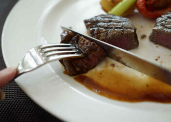 Muore soffocato al ristorante