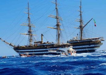 La nave Amerigo Vespucci nel mare di Ragusa