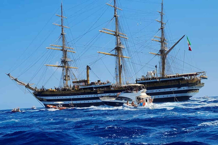 La nave Amerigo Vespucci nel mare di Ragusa