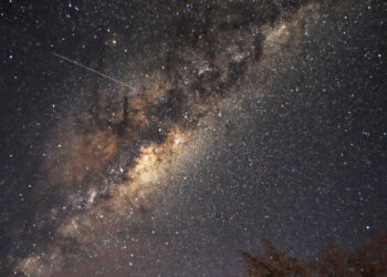 Mancano pochi giorni per poter ammirare le stelle cadenti di San Lorenzo, le meteore Perseidi, il cui picco è previsto tra l'11 e il 13 agosto. Dopo un 2021 memorabile, lo spettacolo di quest'anno sarà compromesso dalla Luna piena, allora meglio anticipare le osservazioni di un paio di notti, oppure attendere la parte finale della notte. Note anche come le Lacrime di San Lorenzo, le Perseidi sono generate dai grani di polvere lasciate dalla cometa Swift-Tuttle che bruciano nell'impatto con l'atmosfera terrestre, producendo spettacolari scie di luce nel cielo. Il picco quest'anno sarà nelle notti tra 11 e 13 agosto durante le quali, in condizioni di visibilità perfetta, in luoghi molto bui, si potrebbero osservare fino 100 meteore per ora. "Dopo un 2021 a dir poco memorabile, per il 2022 le condizioni osservative delle Perseidi saranno decisamente meno favorevoli", ha commentato Gianluca Masi, responsabile scientifico del Virtual Telescope. Per aggirare il problema, può essere allora indicato giocare d'anticipo, ad esempio puntando sulle notti del 9 o del 10 agosto, oppure attendere il tramonto della Luna, nella parte finale della notte, E' in queste ore, infatti, che d si assiste a un picco: "poiché all'alba l'osservatore è sulla parte della Terra che avanza lungo la propria orbita verso le polveri cometarie - ha aggiunto Masi - è come se vedesse dal parabrezza, anziché dal lunotto posteriore del nostro pianeta. Questa condizione, unitamente al tramonto della Luna, garantisce perciò dei buoni risultati".