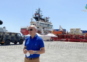 Pozzallo – Sbarcati a Pozzallo gli 87 migranti della ONG SEA EYE 4. Il sindaco Roberto Ammatuna: come sempre un dovere accogliere. Si sono concluse le operazioni di sbarco degli 87 migranti dalla nave Sea Eye 4. Tutto si è svolto in modo ordinato. Un ringraziamento va alle forze dell’ordine, alla Protezione civile, alle Autorità Sanitarie Ministeriali e dell’ASP, alle organizzazioni umanitarie e alla Prefettura che ha coordinato tutte le operazioni. Degli 87 migranti (Egitto-Siria-Nigeria e Somalia), 28 verranno trasferiti in una località italiana, gli altri 59 saranno ospitati in contrada Cifali in provincia di Ragusa. I tamponi eseguiti hanno dato tutti esito negativo. Si spera che nel prossimo futuro l’attuale organizzazione, che deve essere ulteriormente migliorata, non deve essere assolutamente smantellata per evitare il pericolo di ritornare ai tempi passati caratterizzati da improvvisazione e caos che hanno avuto ripercussioni sociali e di ordine pubblico specialmente nei comuni di frontiera.