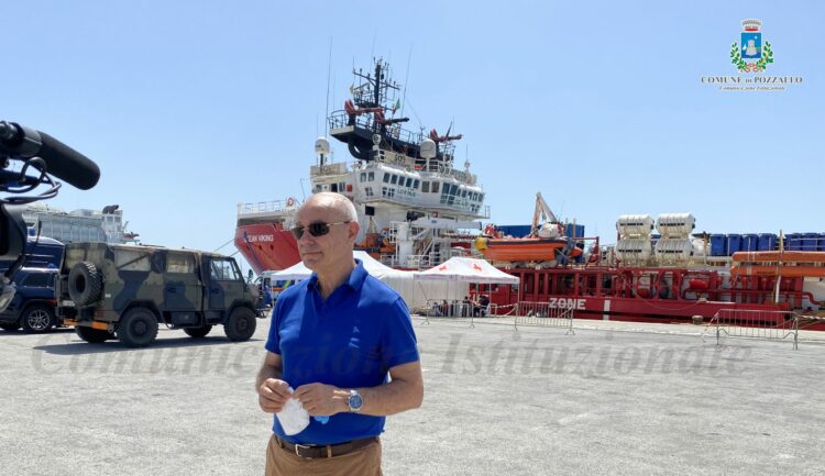 Pozzallo – Sbarcati a Pozzallo gli 87 migranti della ONG SEA EYE 4. Il sindaco Roberto Ammatuna: come sempre un dovere accogliere. Si sono concluse le operazioni di sbarco degli 87 migranti dalla nave Sea Eye 4. Tutto si è svolto in modo ordinato. Un ringraziamento va alle forze dell’ordine, alla Protezione civile, alle Autorità Sanitarie Ministeriali e dell’ASP, alle organizzazioni umanitarie e alla Prefettura che ha coordinato tutte le operazioni. Degli 87 migranti (Egitto-Siria-Nigeria e Somalia), 28 verranno trasferiti in una località italiana, gli altri 59 saranno ospitati in contrada Cifali in provincia di Ragusa. I tamponi eseguiti hanno dato tutti esito negativo. Si spera che nel prossimo futuro l’attuale organizzazione, che deve essere ulteriormente migliorata, non deve essere assolutamente smantellata per evitare il pericolo di ritornare ai tempi passati caratterizzati da improvvisazione e caos che hanno avuto ripercussioni sociali e di ordine pubblico specialmente nei comuni di frontiera.