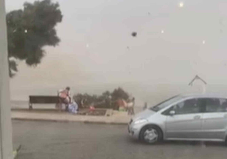 Tromba d'aria nel Salento, bagnati in fuga VIDEO