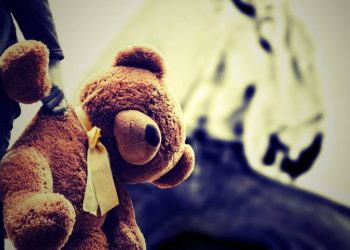 Abusava la figlia piccola, la moglie lo vede in un video in diretta