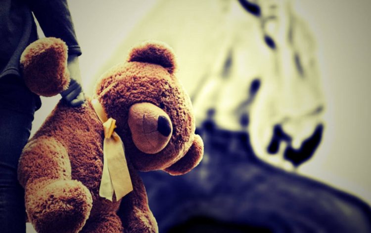 Abusava la figlia piccola, la moglie lo vede in un video in diretta