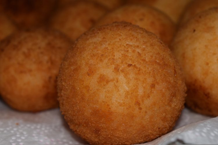 Arancina al nero di seppia venduta a 18 euro, scoppia il caso ad Agrigento