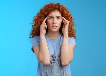 Arriva l'Autunno e arriva l'emicrania con aura: ecco cos'è e sintomi