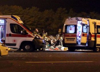 Auto fuori strada, 17enne morta: arrestato conducente