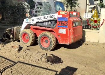 Alluvione Marche, Vigili del Fuoco al lavoro per sgomberare le strade