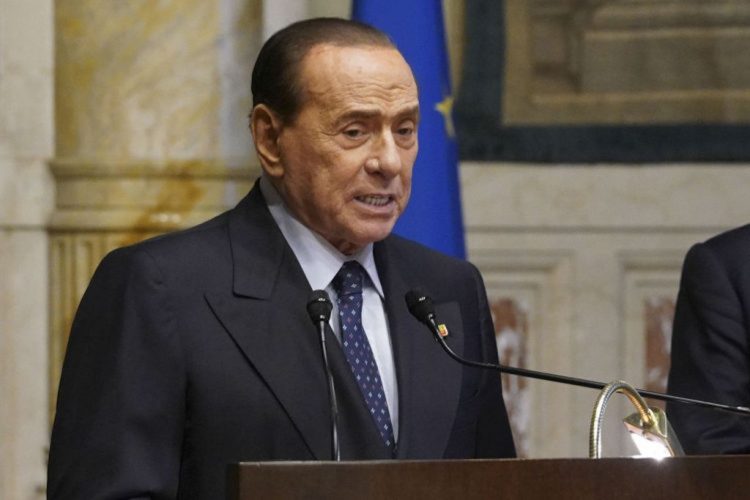 Berlusconi pensione 1000 euro a mamme senza contributo
