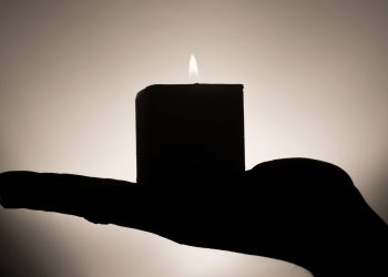 Beve candeggina e muore a 6 anni, la madre in ospedale: disperata si era lanciata dal 3 piano