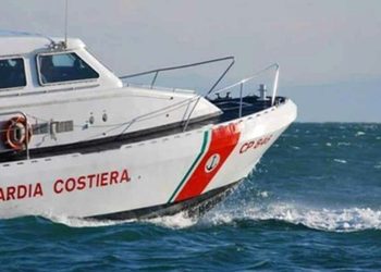 Cadavere galleggia in mare: bagnanti lanciano allarme