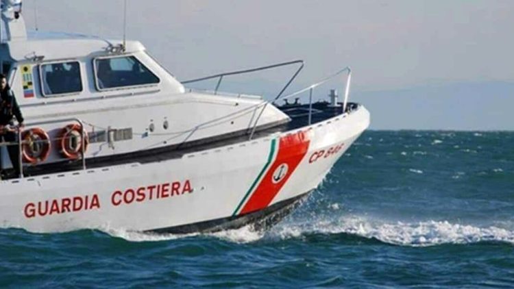 Cadavere galleggia in mare: bagnanti lanciano allarme