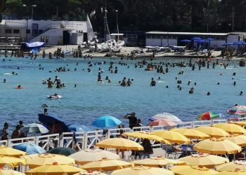 Mare Mondello presa d'assalto dai bagnanti