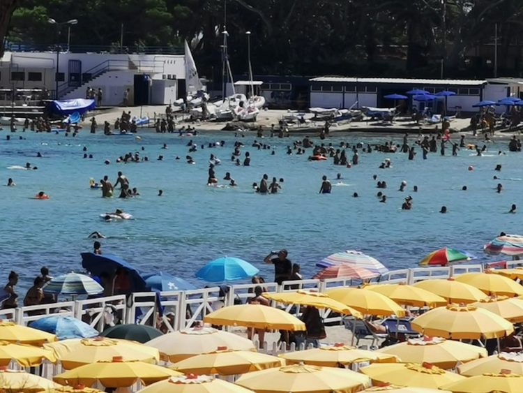 Mare Mondello presa d'assalto dai bagnanti