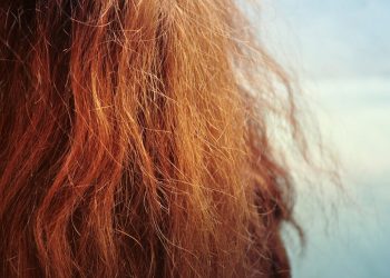 Come curare i capelli crespi a casa