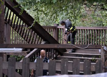 Crollo al Globe Theatre, allarmi ignorati. Una giornata spensierata diventa un incubo