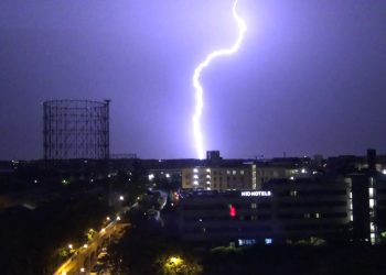 Una spettacolare tempesta di fulmini illumina la Capitale