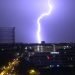 Una spettacolare tempesta di fulmini illumina la Capitale
