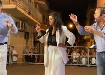 Il sindaco di Furci Siculo irrompe sul palco e attacca Cateno De Luca: comizio non autorizzato