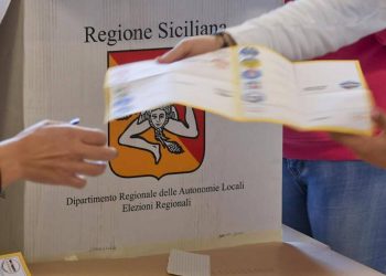 Elezioni, urne aperte in Sicilia: 6 candidati governatori e 900 candidati per 70 posti deputati