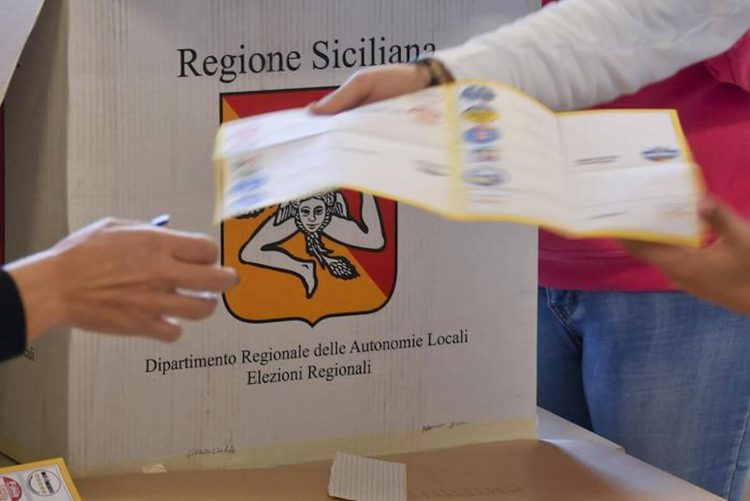 Elezioni, urne aperte in Sicilia: 6 candidati governatori e 900 candidati per 70 posti deputati
