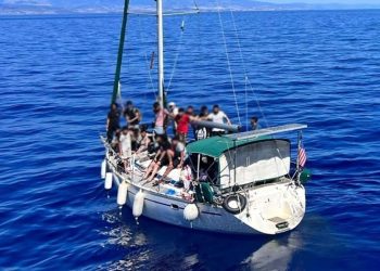 Gruppo aereonavale Messina, fermato motoveliero con 46 migranti