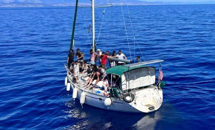 Gruppo aereonavale Messina, fermato motoveliero con 46 migranti