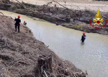Sommozzatori dei Vigili del Fuoco cercano dispersi nel Nevola