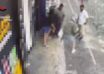 Sparano in aria e aggrediscono commerciante, arrestato 50enne a Napoli