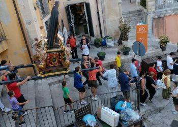 Ragusa Ibla la statua dell’Addolorata costretta a passate tra la spazzatura