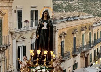 Da una parte il barocco di Ragusa Ibla, dall'altra Maria Addolorata