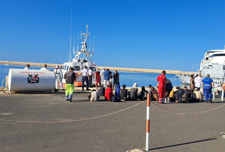 26 migranti sbarcati a Pozzallo, il sindaco: orrore senza fine