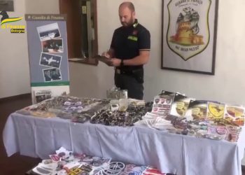 Sequestrati a Bologna migliaia di prodotti contraffatti