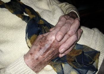 Anziana 80enne reagisce a rapinatore e lo fa arrestare